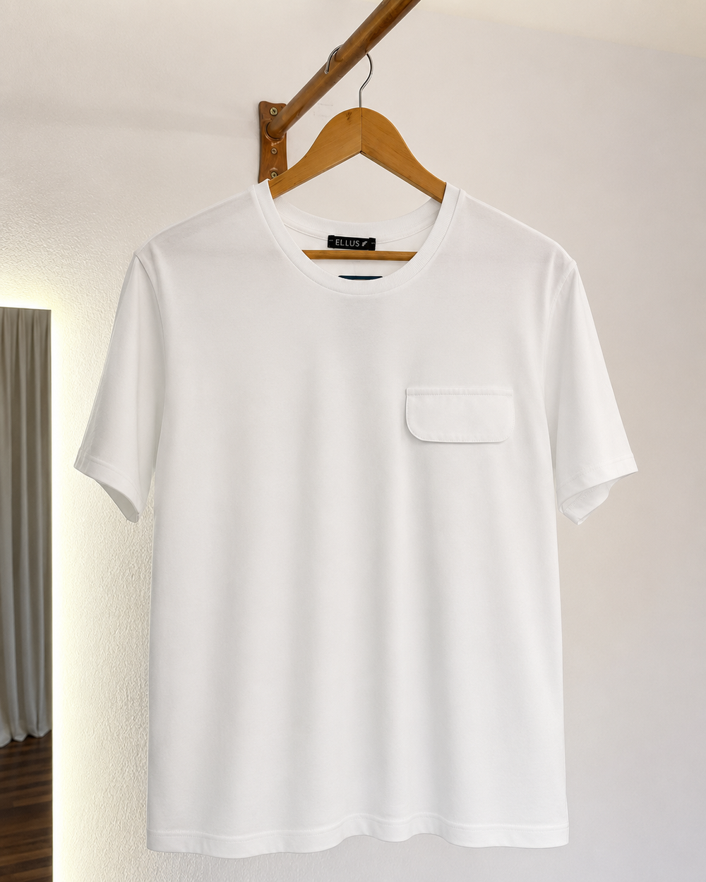T-Shirt Detalhe Bolso Lux 