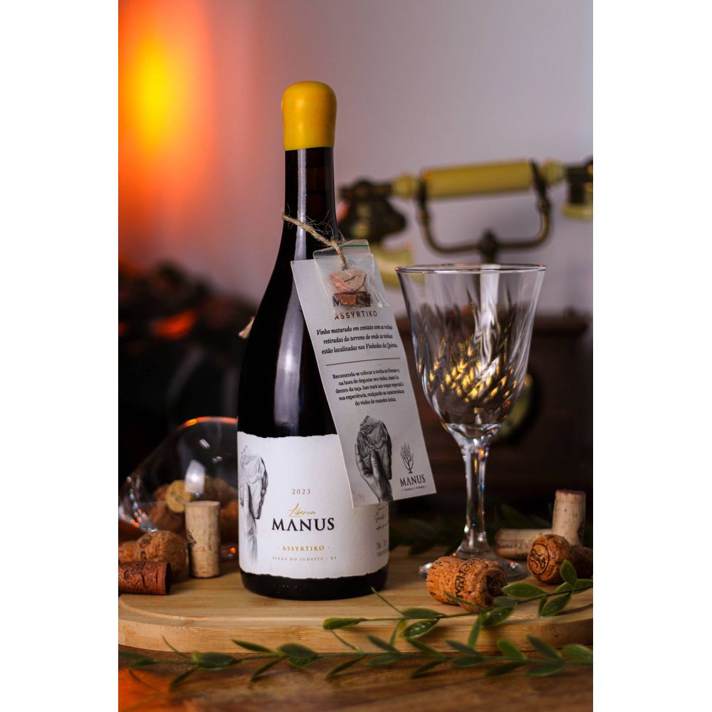 VINHO BRANCO SECO MANUS LIBERUM ASSYRTIKO 2023 750ML BRASIL