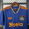 Camisa Newcastle 2025/26 Away – A elegância azul dos Magpies