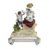 Figura feminina com cupido em porcelana européia