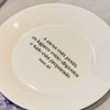 Prato de Sobremesa com frase "A mesa está posta..." 