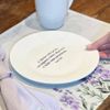 Kit 4 Pratos De Sobremesa Com Frase  A Mesa Está Posta...