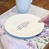 Prato de Sobremesa com frase "A mesa está posta..." 