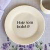 Prato de Sobremesa com frase "Hoje tem bolo!" 