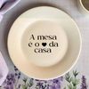 Prato de Sobremesa com frase "A mesa é o coração da casa" 