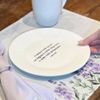 Prato de Sobremesa com frase "A mesa está posta..."