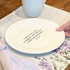 Prato de Sobremesa com frase "A mesa está posta..."