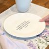 Prato de Sobremesa com frase "A mesa está posta..." 