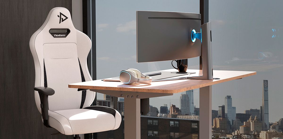 Cadeira gamer ergonômica branca com detalhes pretos diante de mesa com monitor, teclado e fone de ouvido.