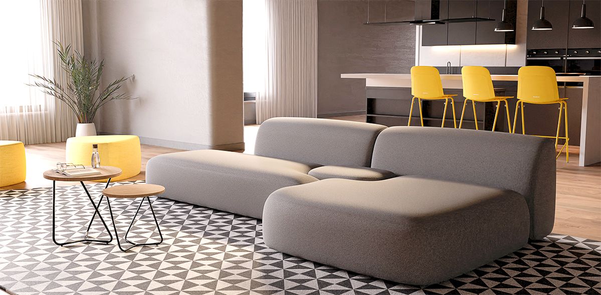 Sala com sofá cinza, duas mesas de centro, pufes sobre tapete com padrão quadriculado e banquetas amarelas ao fundo.