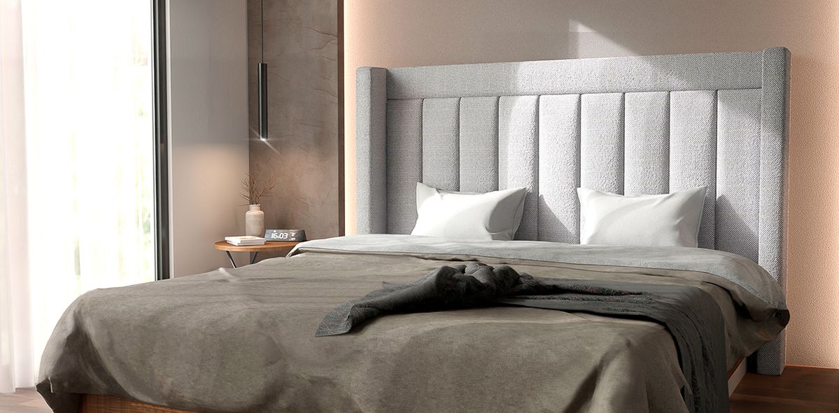 Quarto em tons neutros, cama de casal com cabeceira cinza e mesinha ao lado.