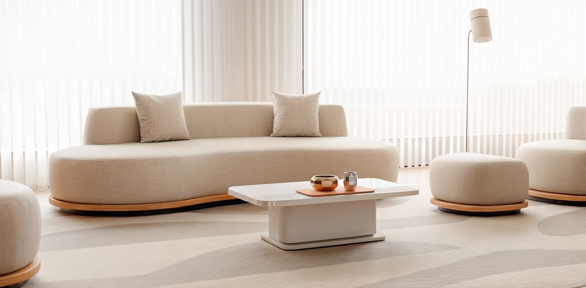 Sofá e poltrona em tonalidades claras, mesas e decoração moderna, criando um ambiente aconchegante e elegante.