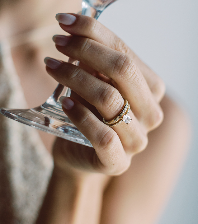 Encontre meia aliança para completar seu conjunto de alianças de casamento