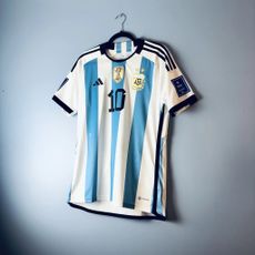 Camisa Argentina 2022 – Messi Campeão do Mundo (versão jogador)