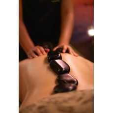 MASSAGEM COM PEDRAS QUENTES 1H