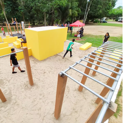 Parquinho com circuito de parkour