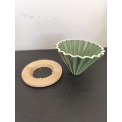 Coador de Café Cerâmico Verde com Base de Bambu