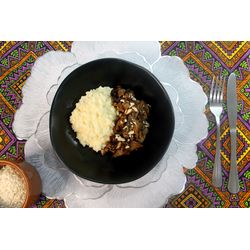 Risoto com salteado de frango, cogumelos e amêndoas