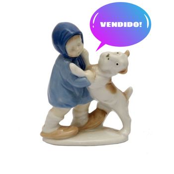 Figura de menino em porcelana brincando com cachorro