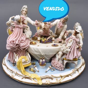 Grupo escultórico em porcelana