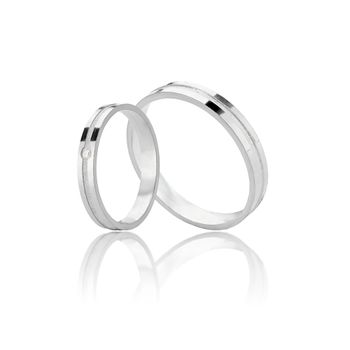 Aliança prata com canal no meio