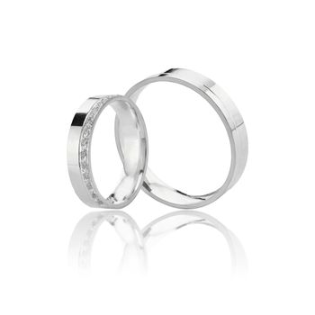 Aliança prata quadrada 4mm com canal e meia volta de pedras