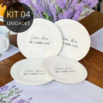 Kit 4 Pratos de Sobremesa com frase "Um dia de cada vez"