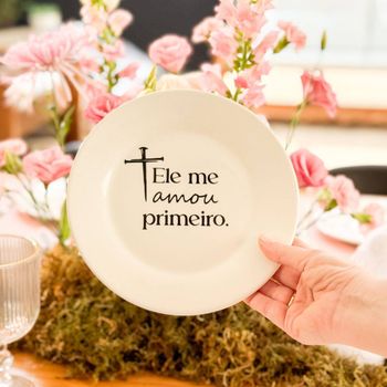 Prato de Sobremesa com Frase "Ele me amou primeiro."