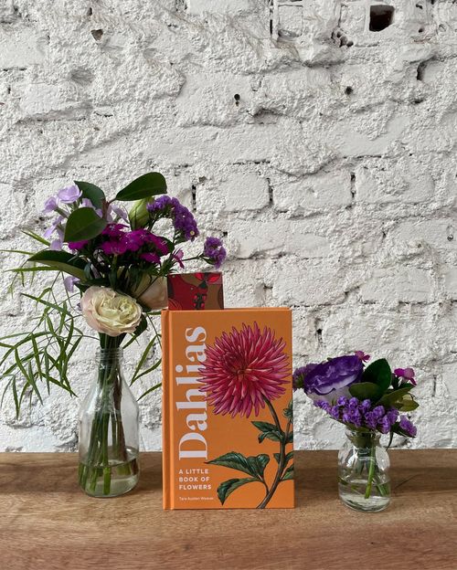 Livro Dahlias - A Little Book of Flowers