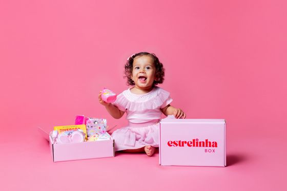 Criança feliz com presente