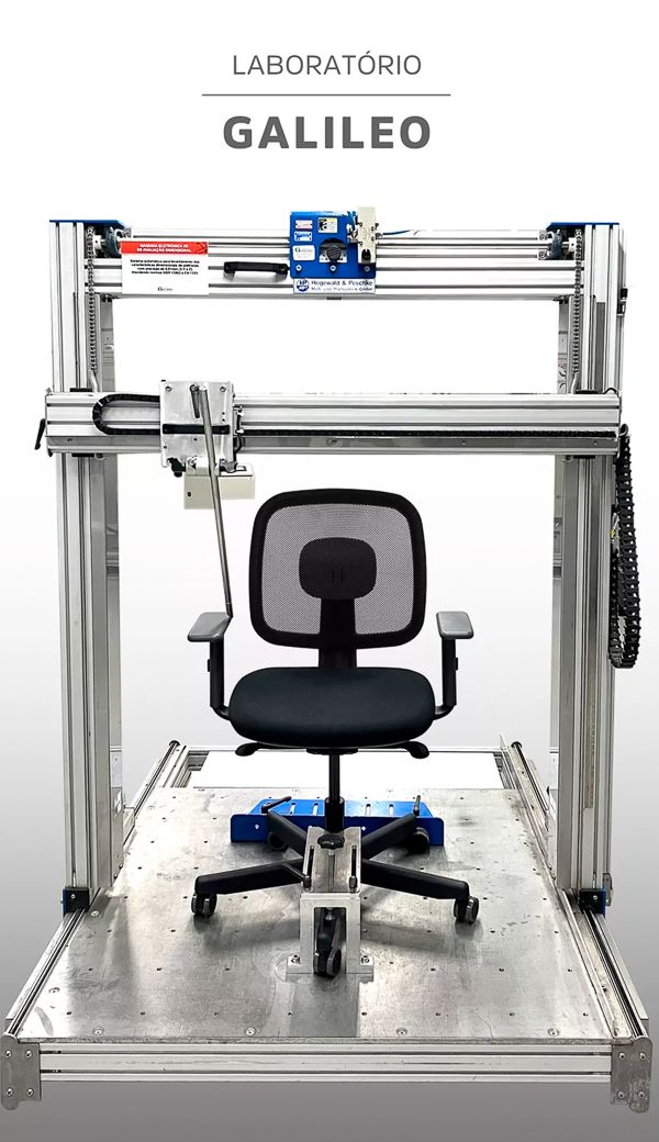 Equipamento de laboratório realizando testes em cadeira de escritório com a legenda “Laboratório Galileo”.