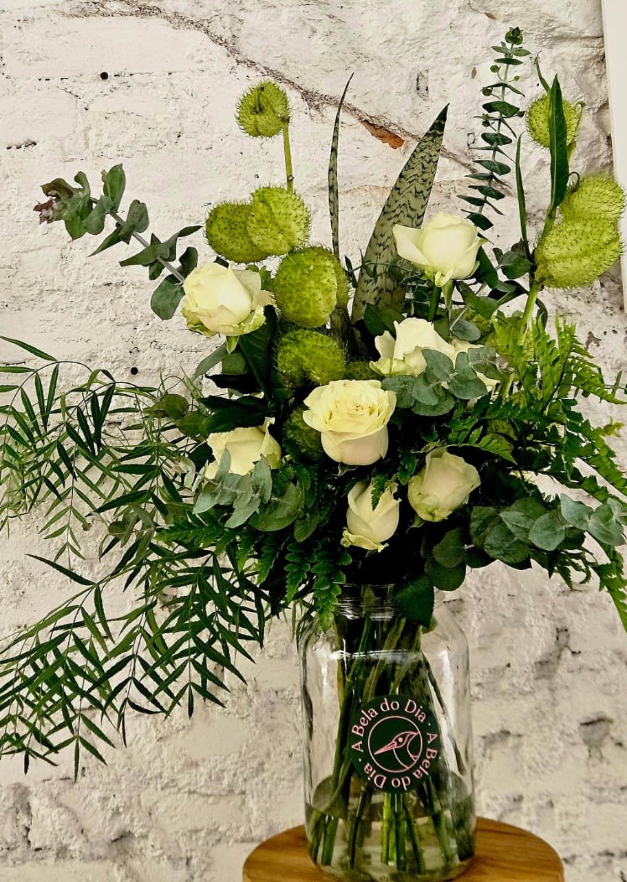 Arranjo de Rosas Brancas para o Seu Novo Ano