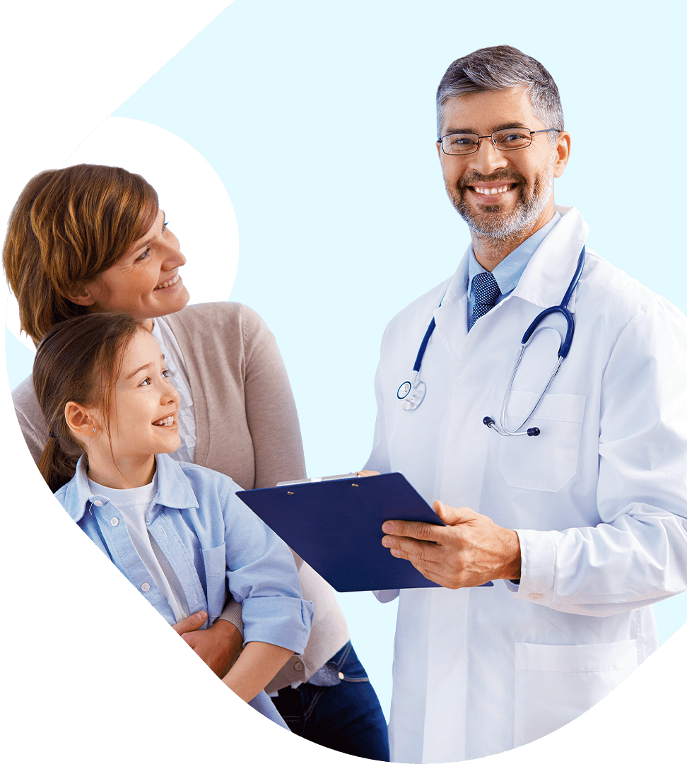 Família sendo atendida por médico