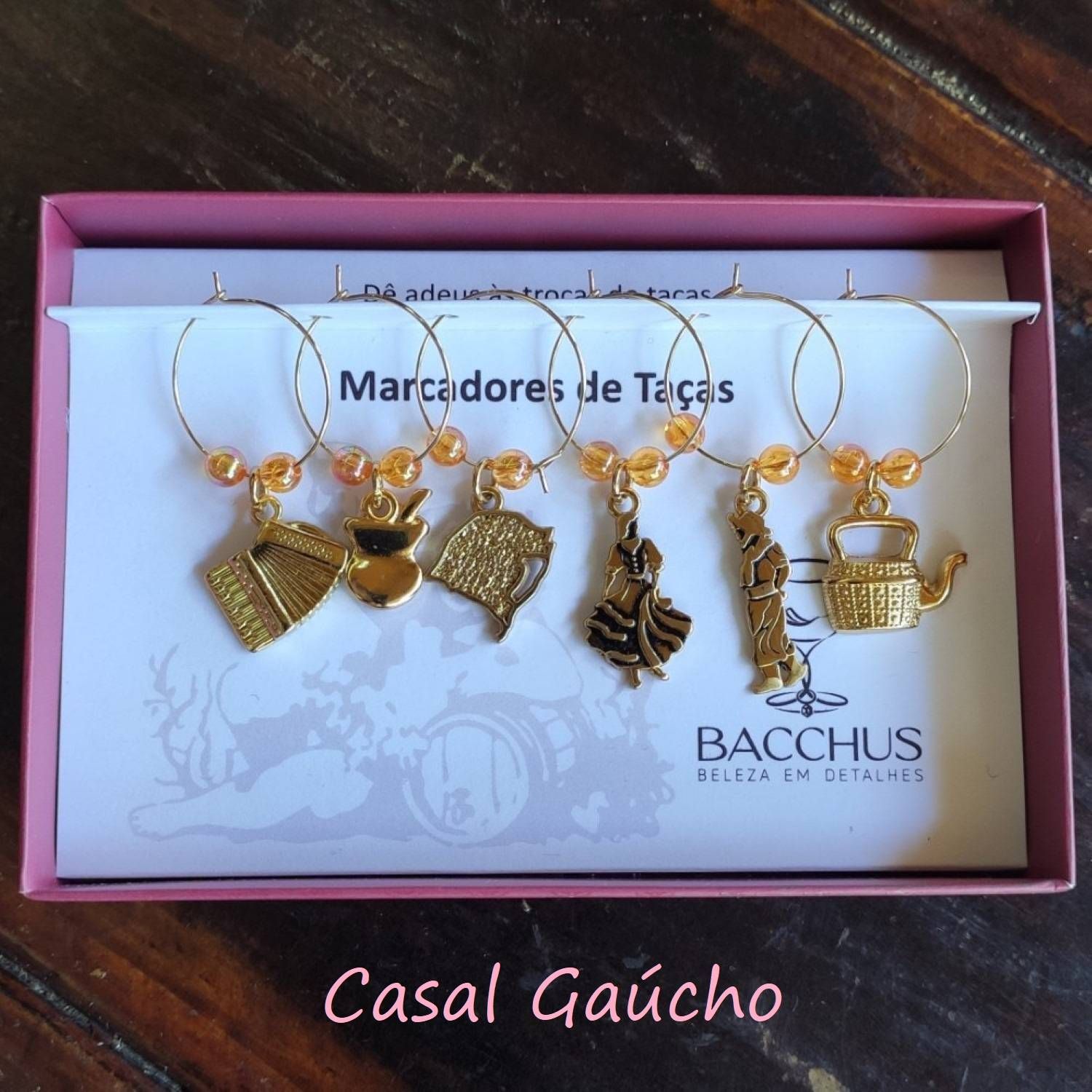 Conjunto Marcador de Taças Bacchus - Casal Gaúcho Ouro