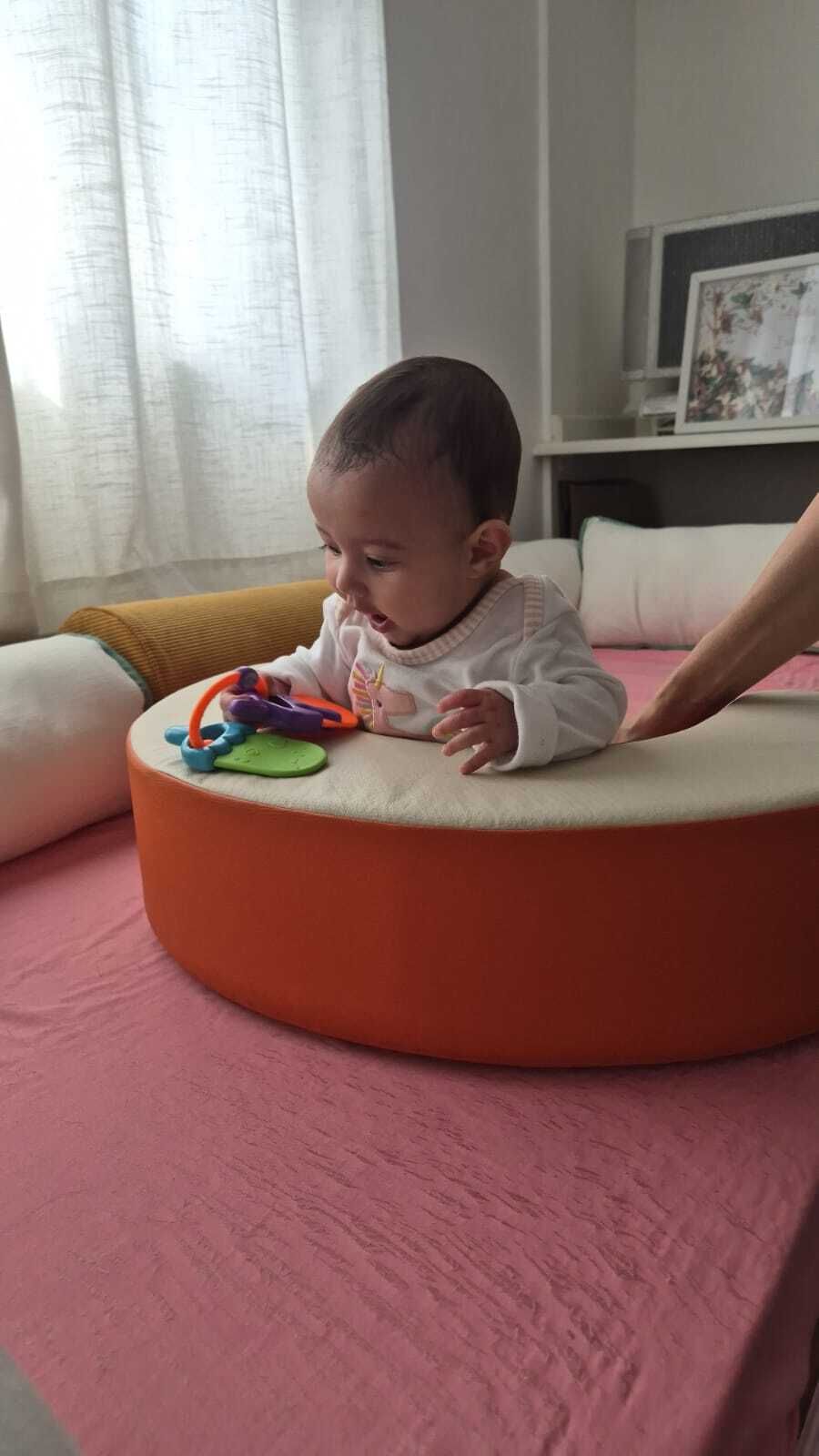 Criança brincando em ambiente de desenvolvimento