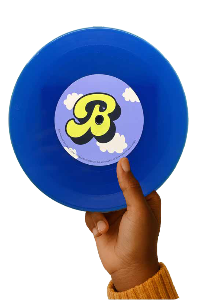 Mão segurando disco de vinil