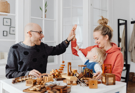 Família brincando com o Box Brincadeirinha
