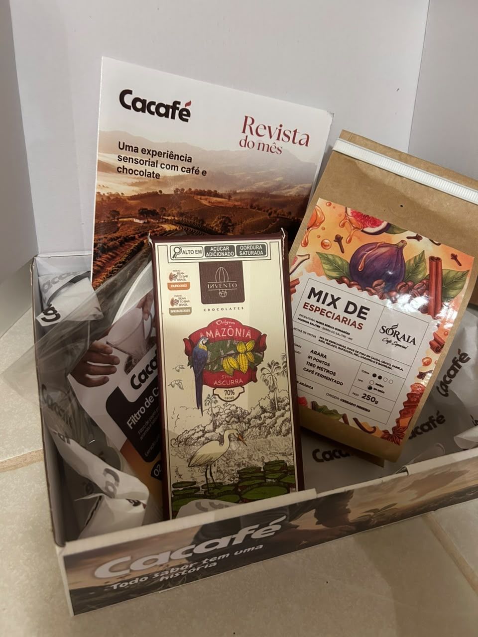 Cliente mostrando a box Cacafé