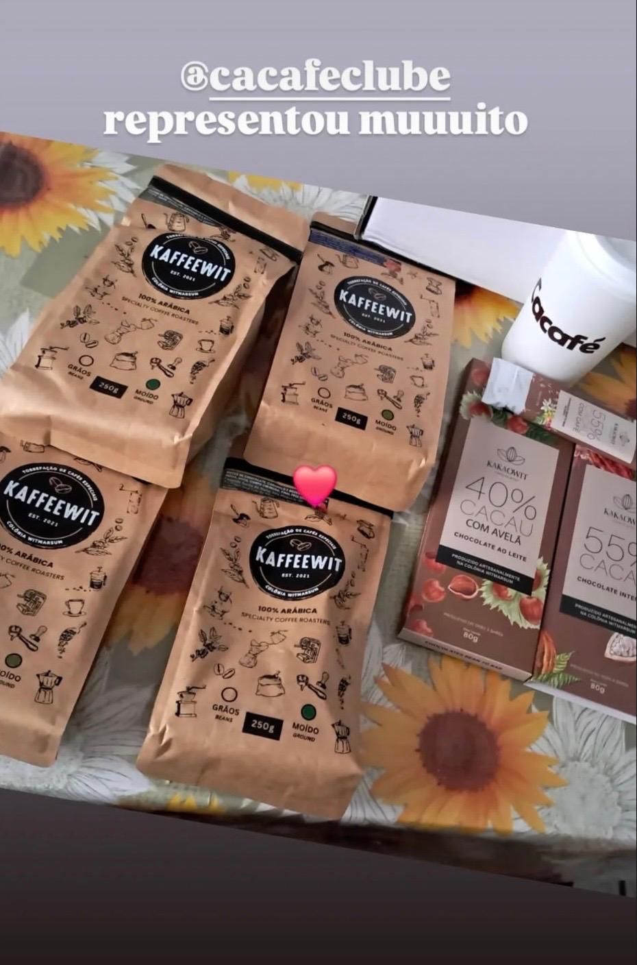 Cliente mostrando a box Cacafé
