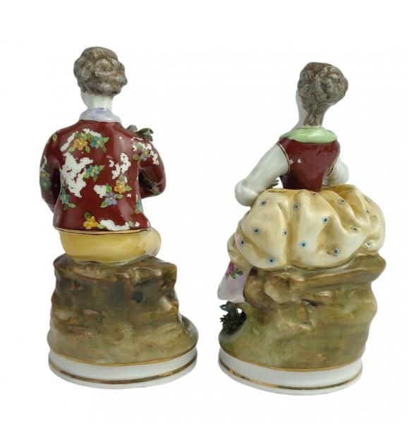 Figura feminina e masculina em porcelana