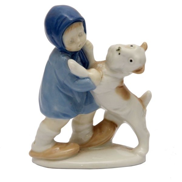 Figura de menino em porcelana brincando com cachorro