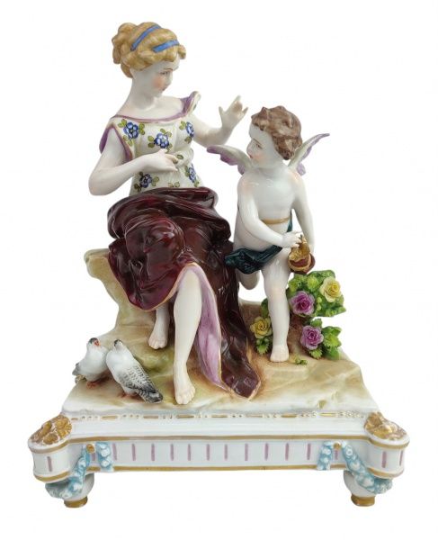 Figura feminina com cupido em porcelana européia