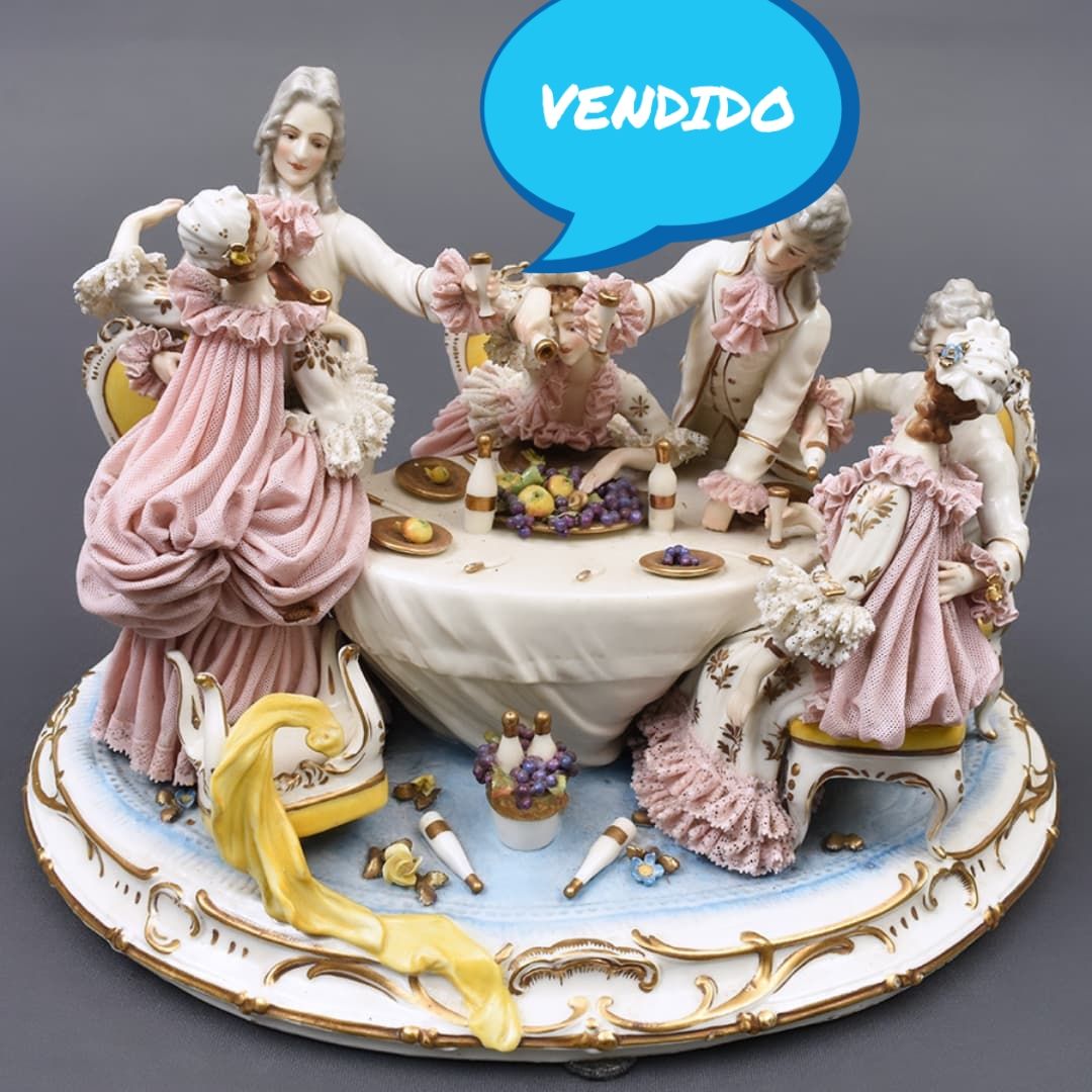 Grupo escultórico em porcelana