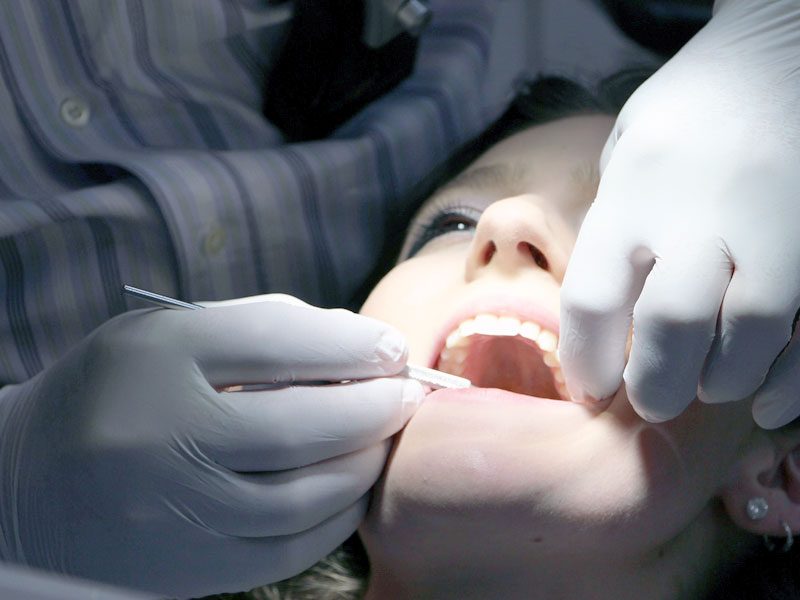 Procedimento odontológico em atendimento