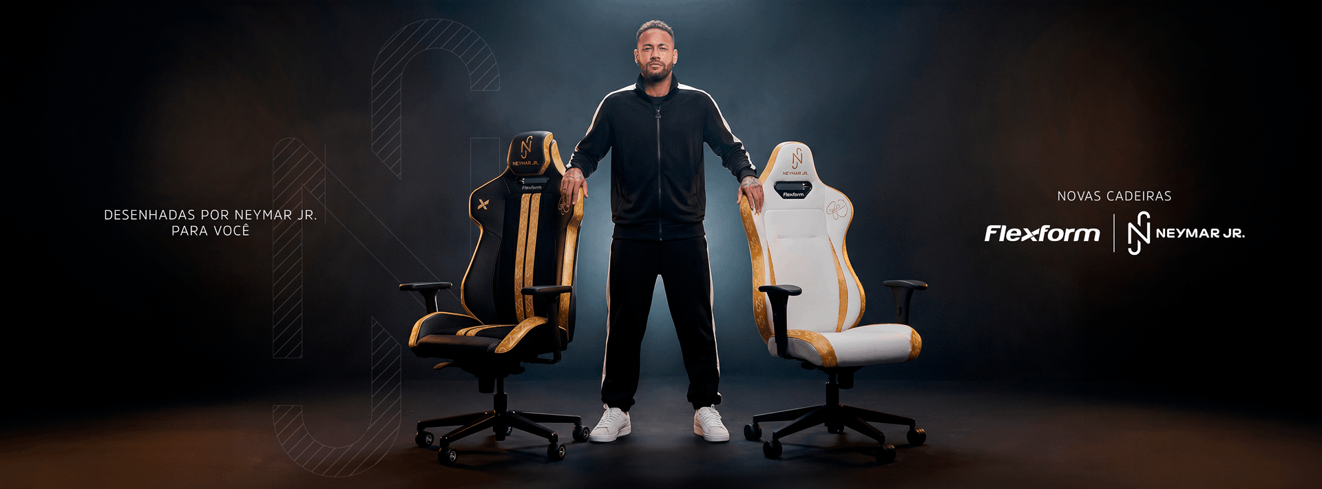 Neymar Jr. ao lado das cadeiras gamer Flexform Alpha Pro e Delta da linha Neymar Jr.
