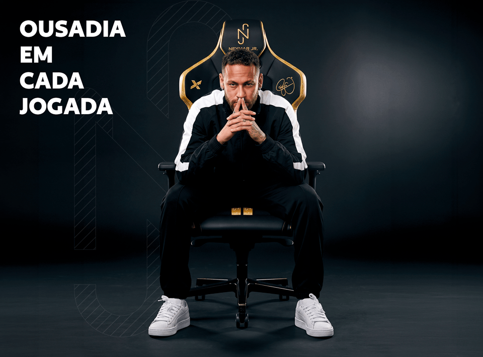 Neymar Jr. sentado na cadeira gamer Flexform Alpha Pro Neymar Jr.
