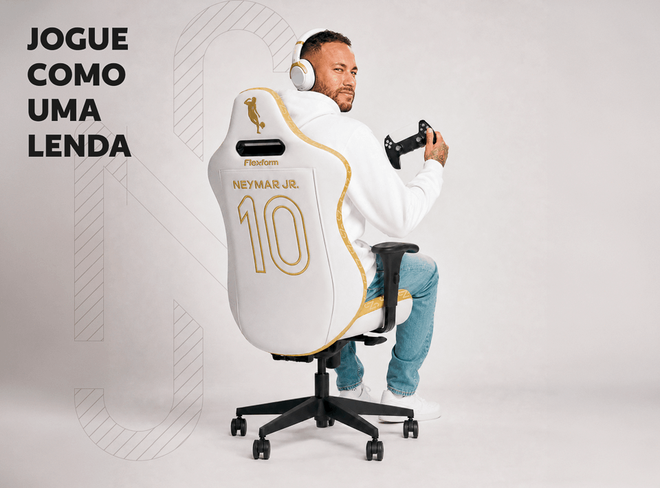 Neymar Jr. jogando videogame na cadeira gamer Flexform Delta Neymar Jr., com o número 10 nas costas