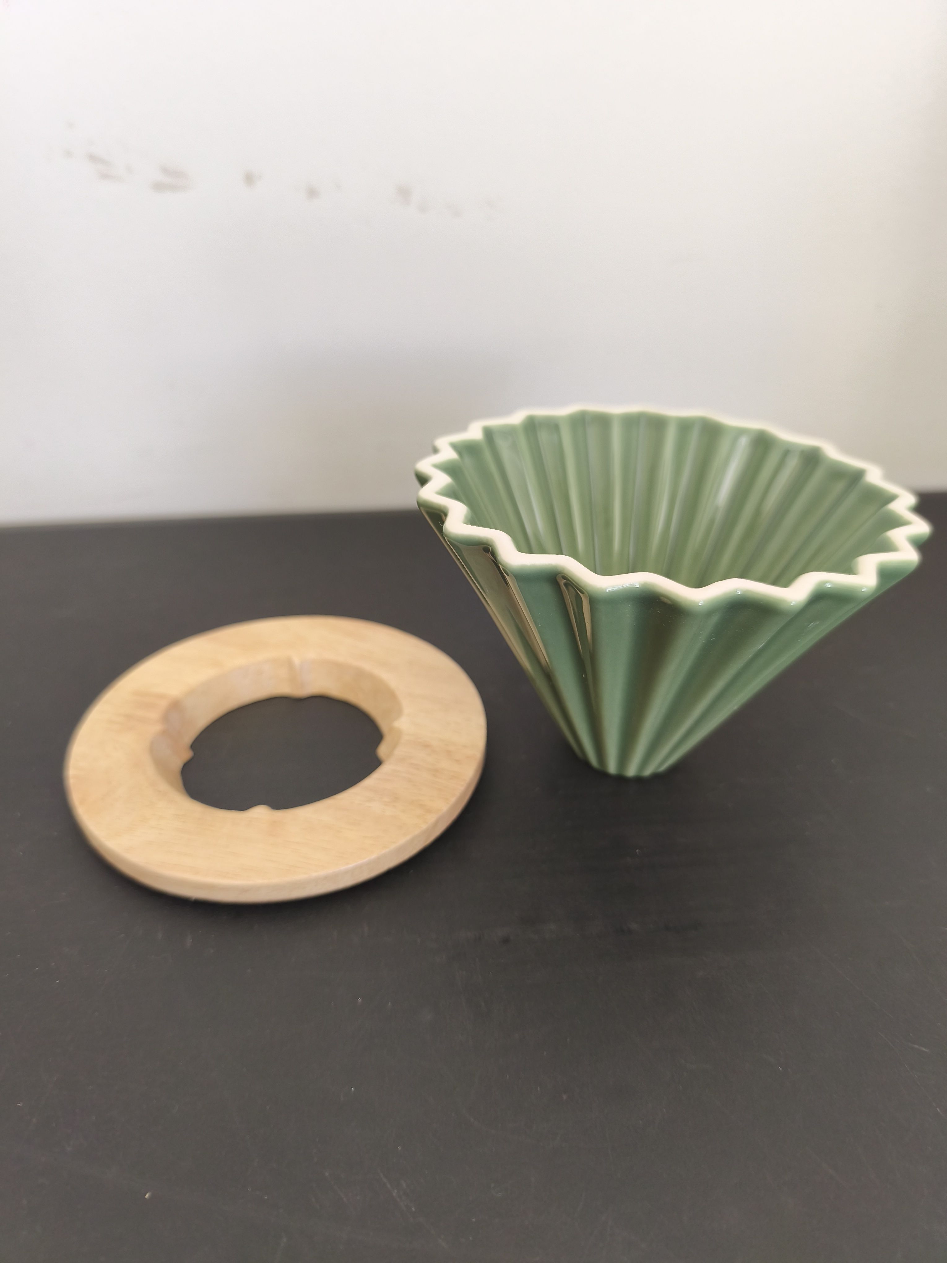 Coador de Café Cerâmico Verde com Base de Bambu