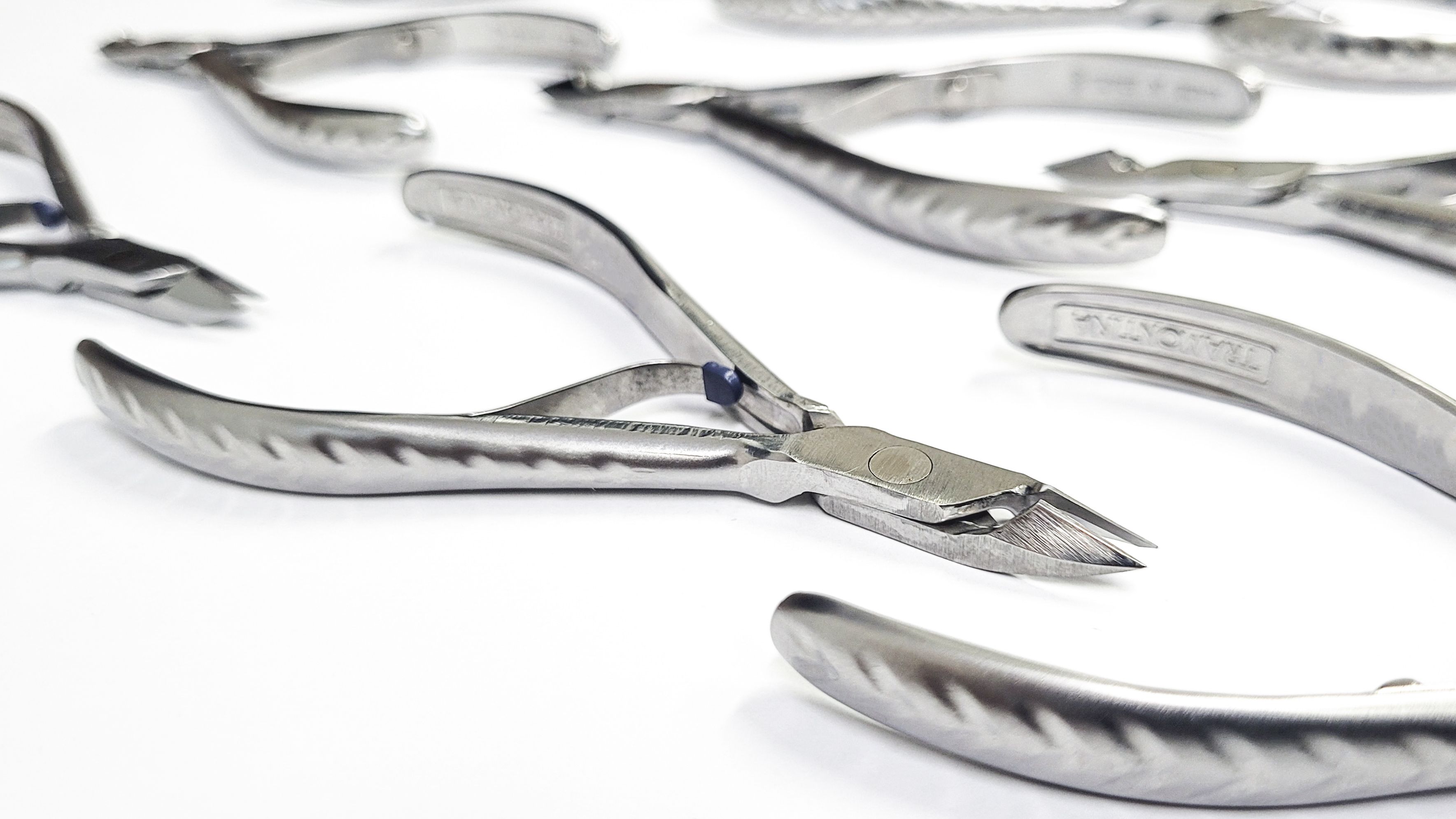 ALICATE DE CUTÍCULA TRAMONTINA - AÇO INOX