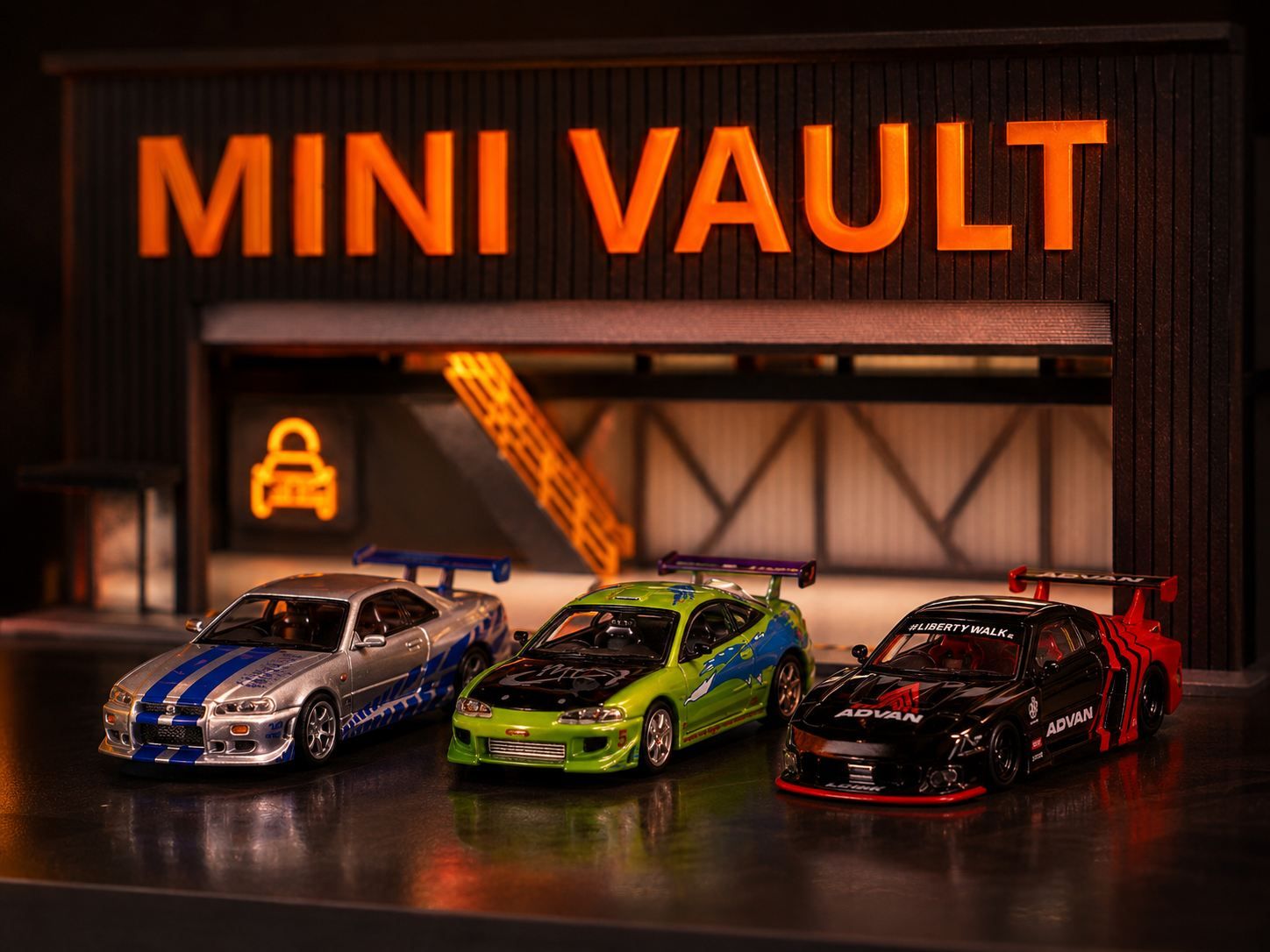 Três miniaturas 1:64 — Skyline GT-R, Eclipse e um widebody Advan — em frente à garagem Mini Vault iluminada